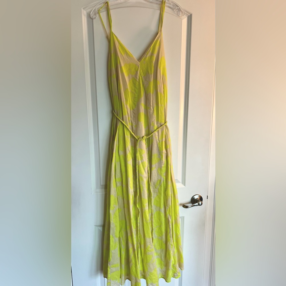 Sundress with bright yellow pattern and pockets